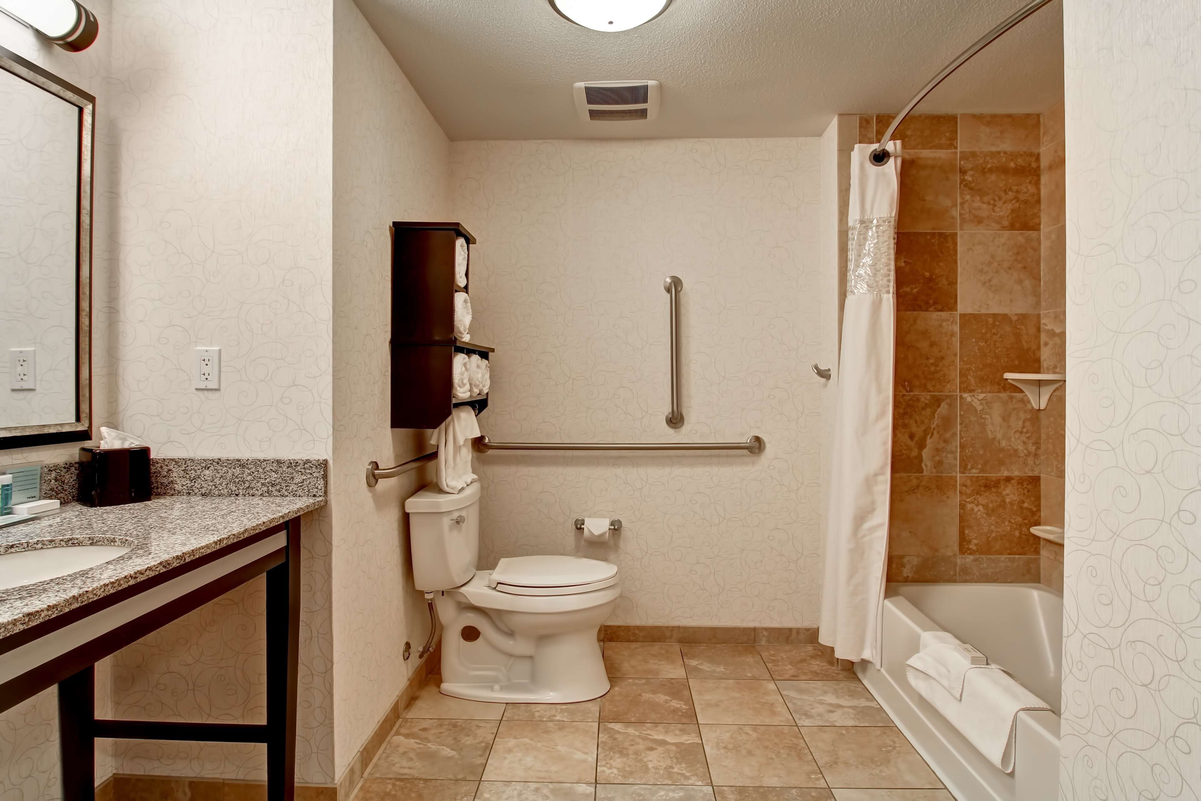 Un baño con inodoro, lavamanos y bañera.