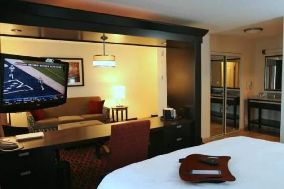 Premium bedding, Select Comfort beds, in-room safe, desk