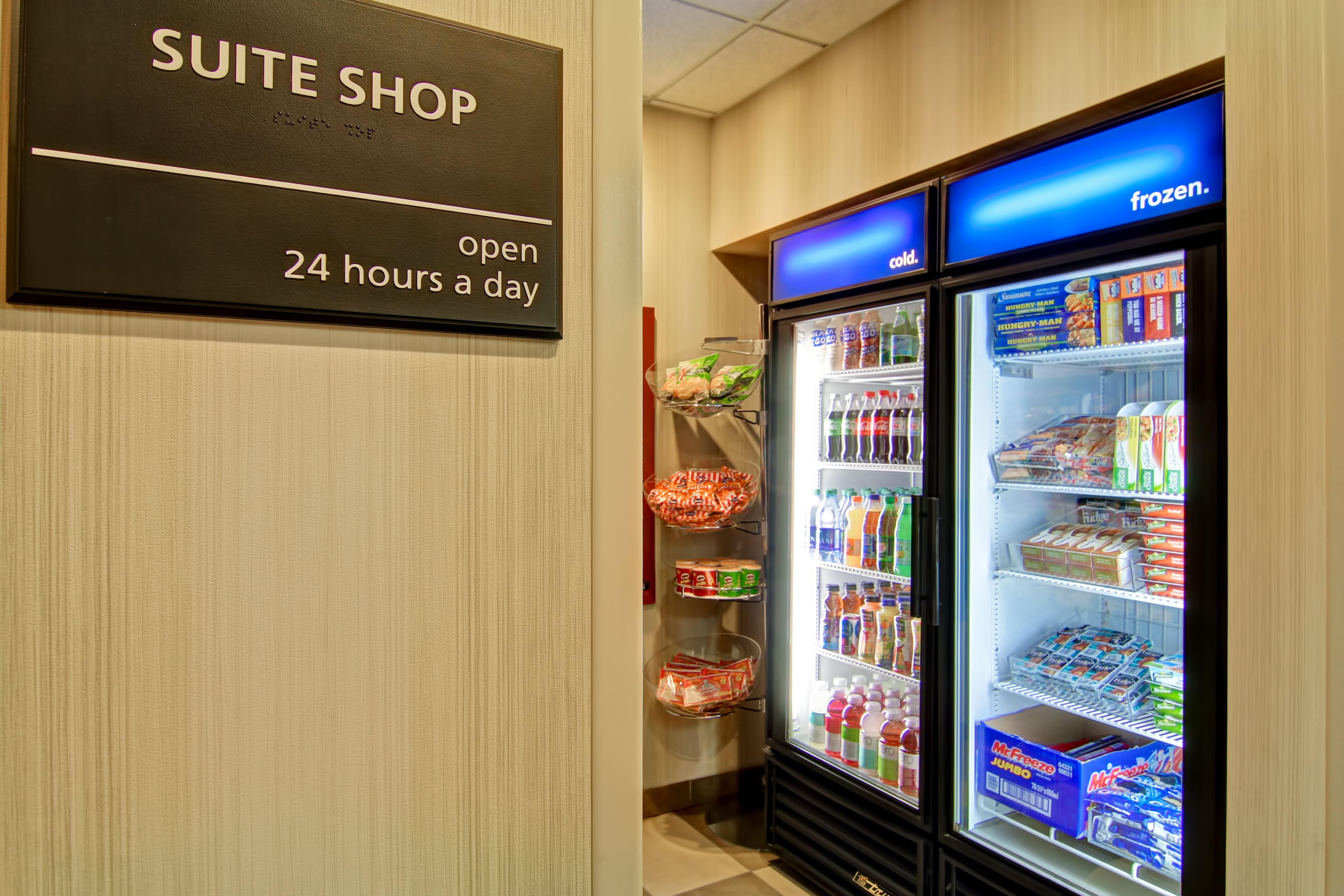 Une enseigne indiquant qu’un commerce propose ses services 24 heures sur 24.
