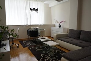 Habitación cuádruple familiar | Ropa de cama hipoalergénica y caja de seguridad en la habitación 