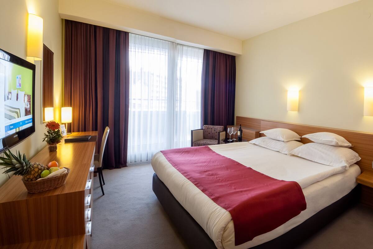 Standard, One Double Bed (incl. Free Sauna World) | Hypo-allergenic bedding available, in-room safe, desk, cribs (free)