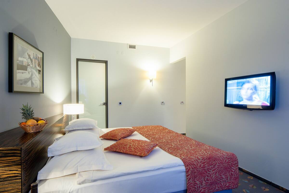 Junior Suite (incl. Free Sauna World) | Hypo-allergenic bedding available, in-room safe, desk, cribs (free)
