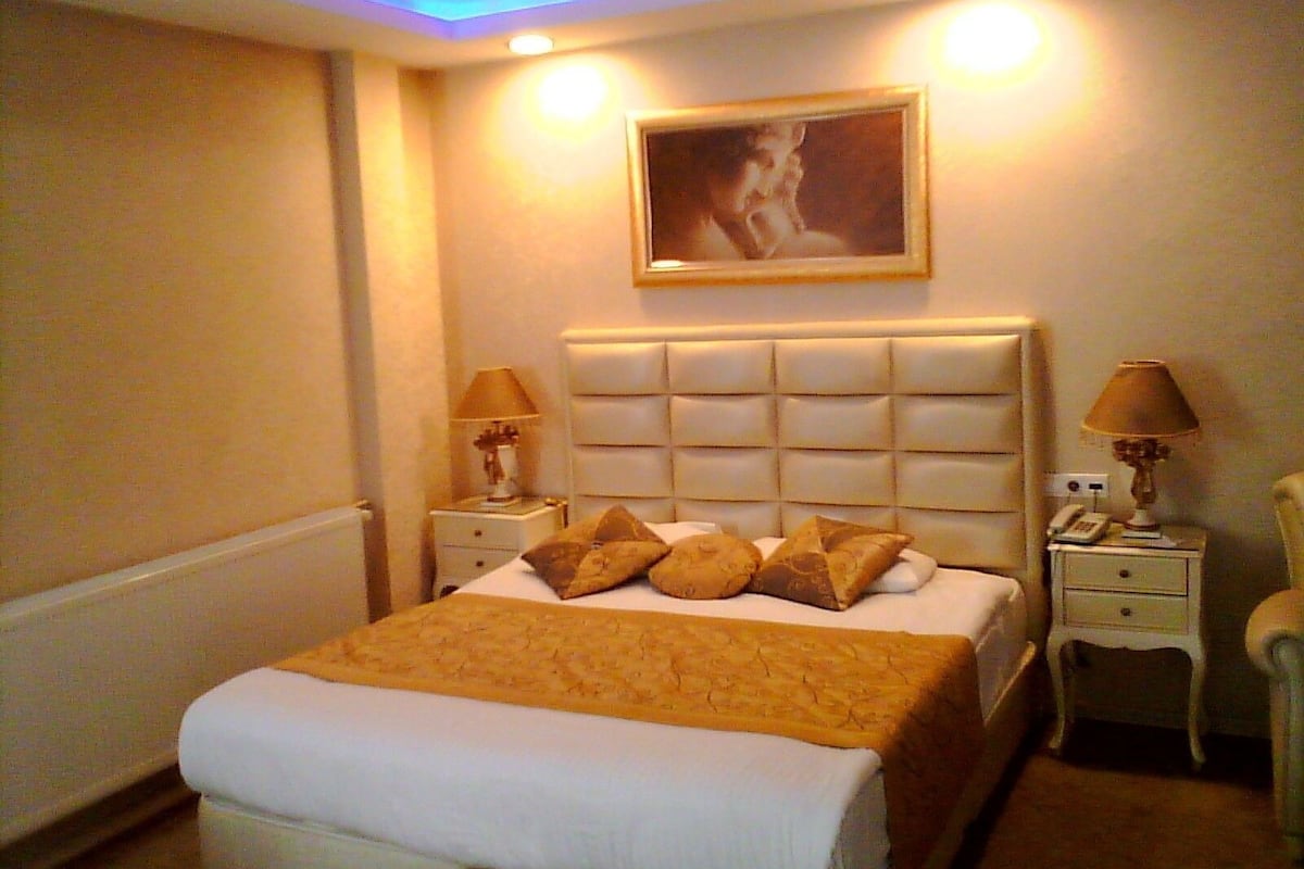 Minibar, in-room safe, desk, iron/ironing board