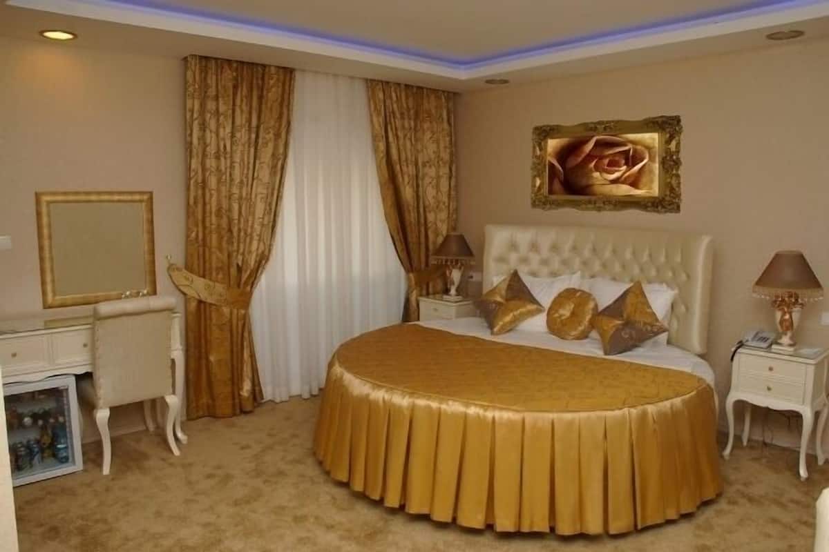 Minibar, in-room safe, desk, iron/ironing board