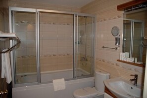 Free toiletries, hair dryer, bathrobes, towels - Golden Boutique Hotel (Ankara)