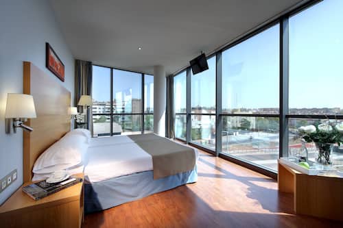 Suite junior | Minibar, caja fuerte, escritorio y cortinas opacas