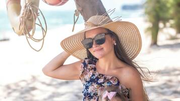 Privatstrand, weißer Sandstrand, Liegestühle, Sonnenschirme