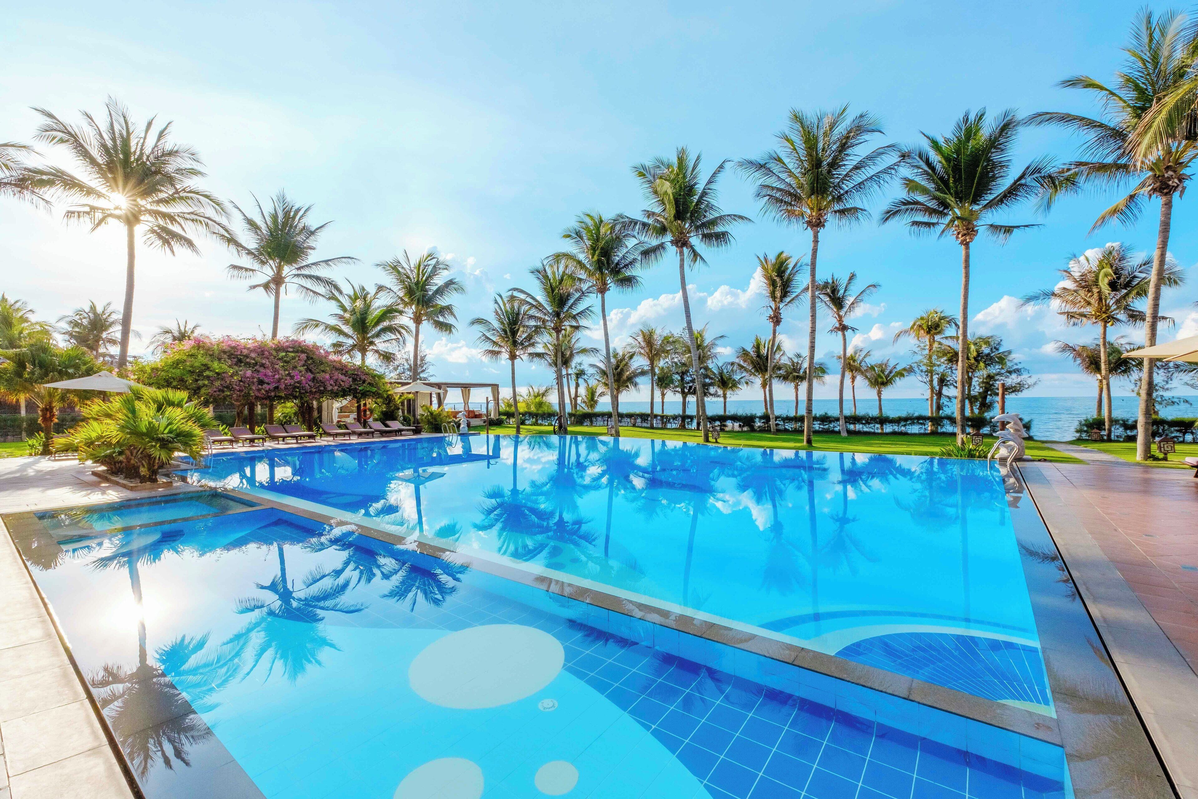 2 สระว่ายน้ำกลางแจ้ง เปิด 7:00 น. ถึง 20:00 น., ร่มริมสระว่ายน้ำ