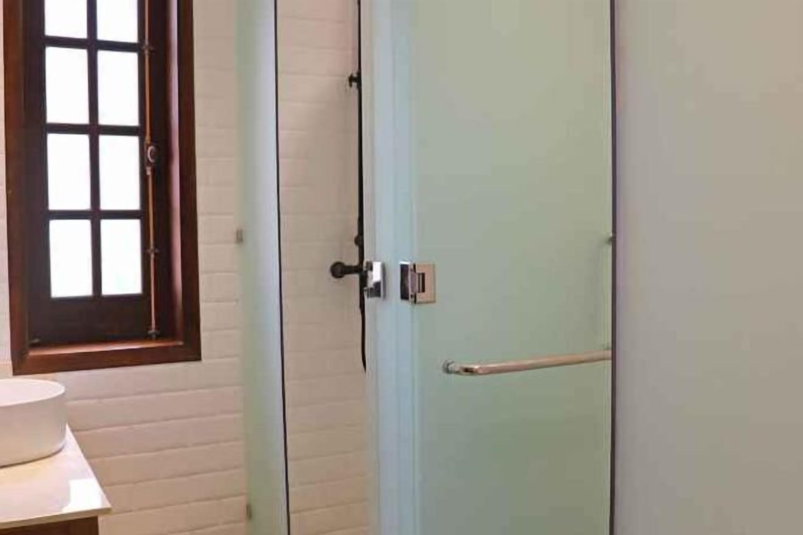 Kylpyhuone | Ilmaiset hygieniatuotteet, hiustenkuivaaja, kylpytakit, tohvelit