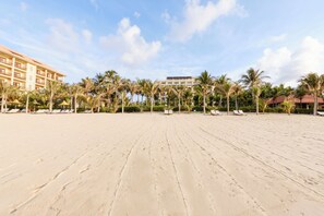 Playa privada, playa de arena blanca, camastros y sombrillas 