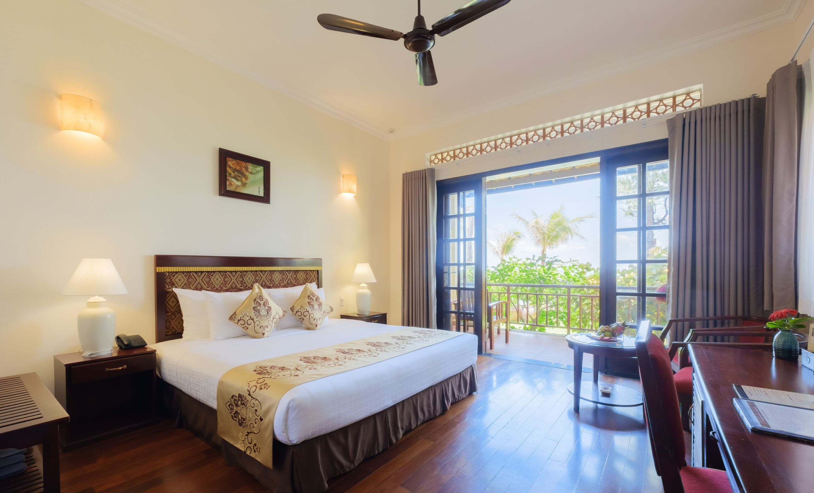 Bungalow, quang cảnh biển | Minibar, két bảo mật tại phòng, bàn, màn/rèm cản sáng 