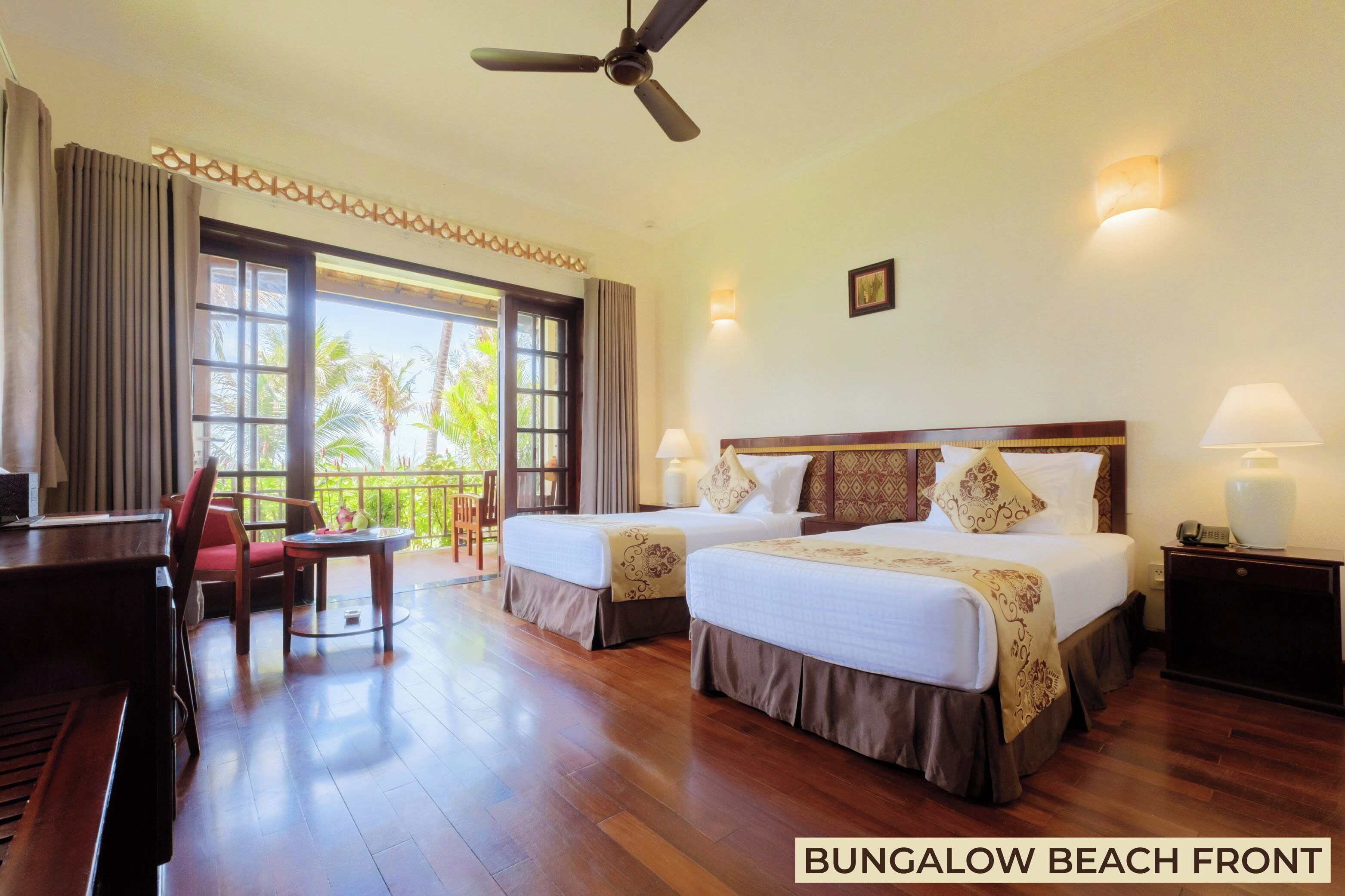 Bungalow, quang cảnh biển | Minibar, két bảo mật tại phòng, bàn, màn/rèm cản sáng 