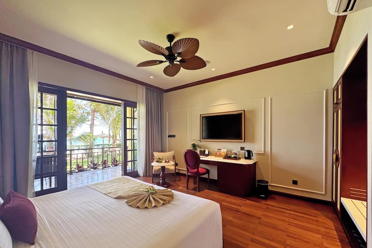 Bungalow Sea View Double | Minibar, in-room safe, desk, blackout drapes