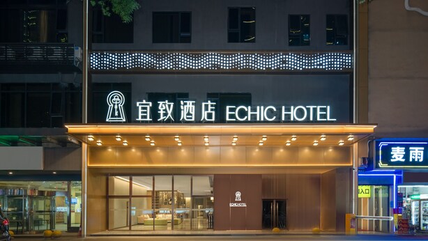 Un hotel con fachada moderna, destacando un letrero con el nombre 'ECHIC HOTEL'.
