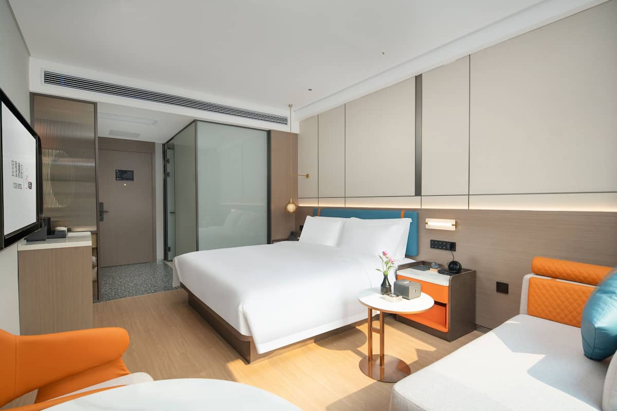 Business Single Room | Individually decorated, individually furnished, desk, laptop workspace