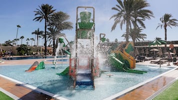 4 outdoor pools, sun loungers