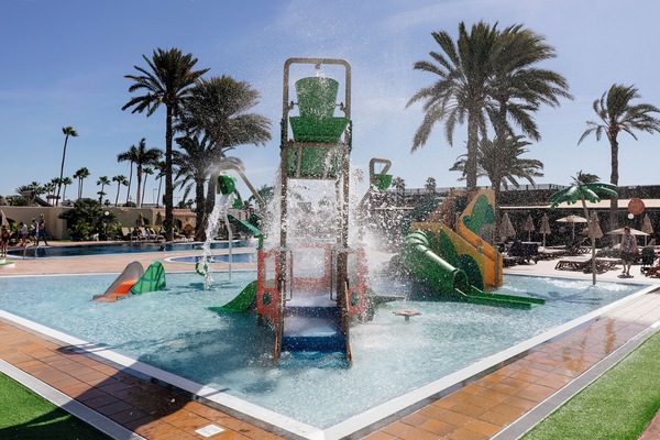4 outdoor pools, pool loungers