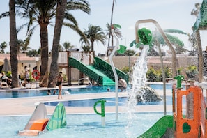 4 室外游泳池，日光浴躺椅