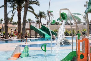 4 outdoor pools, pool loungers