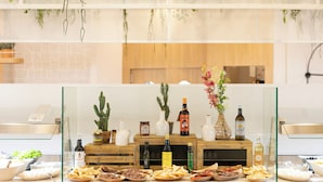 Un buffet proposant une variété de plats et d'accompagnements.