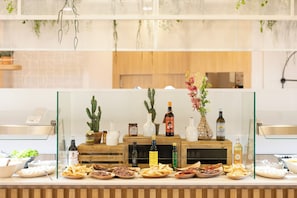 2 restaurants, breakfast, lunch, dinner served; international cuisine