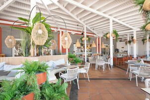 2 restaurants, breakfast, lunch, dinner served; international cuisine 