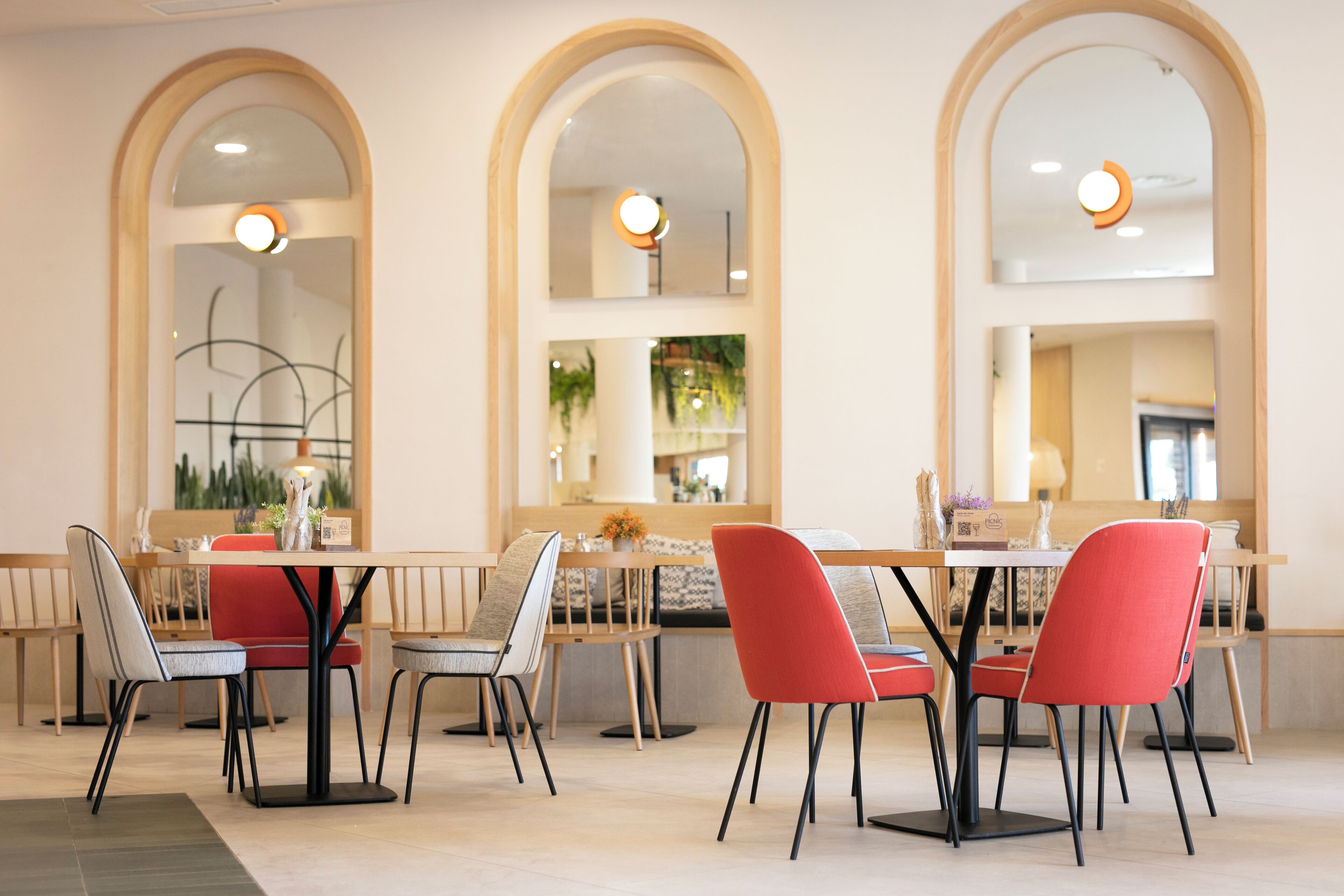 2 restaurants, breakfast, lunch, dinner served; international cuisine