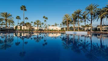 4 piscines extérieures, chaises longues