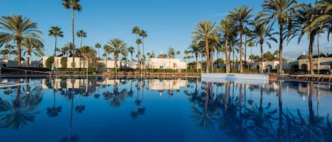 4 piscines extérieures, chaises longues