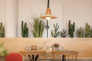 2 restaurants; breakfast, lunch and dinner served