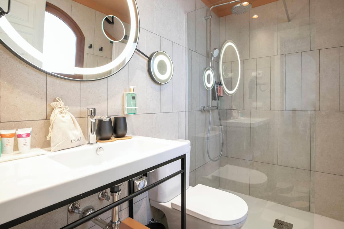 2 bedrooms, in-room safe, desk, laptop workspace