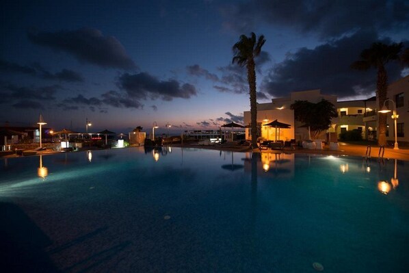 Indoor pool, outdoor pool, pool umbrellas, pool loungers - Hotel Apartamento Pueblo Marinero Adults Exclusive (Yaiza)