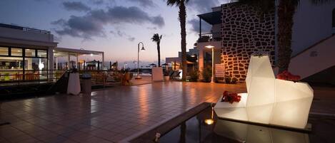 Piscine couverte, piscine extérieure, parasols de plage, chaises longues
