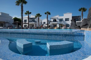 Piscine couverte, piscine extérieure, parasols de plage, chaises longues