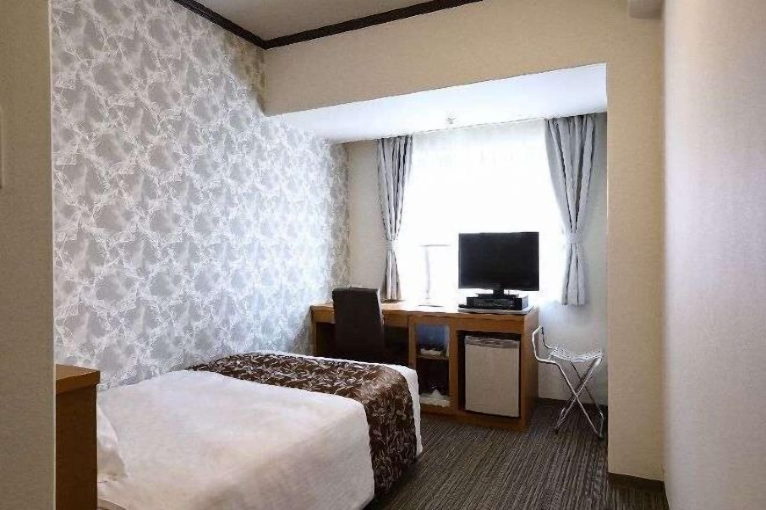 In-room safe, free WiFi, bed sheets