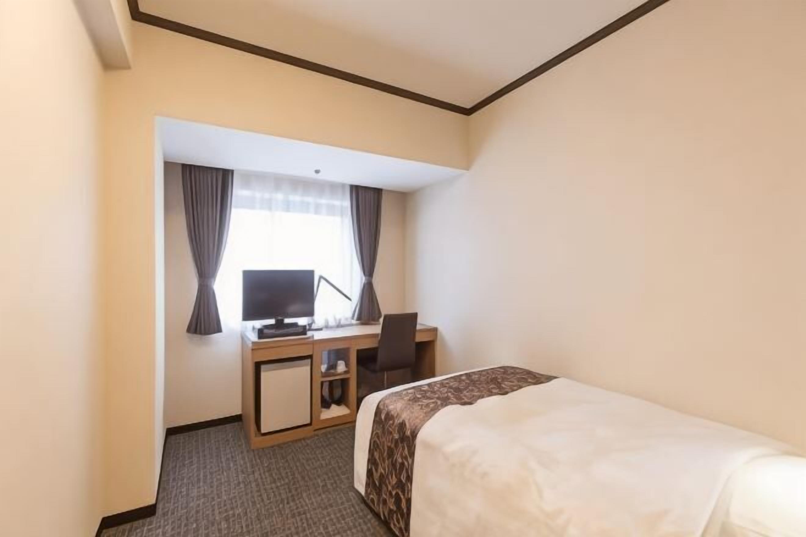 In-room safe, free WiFi, bed sheets