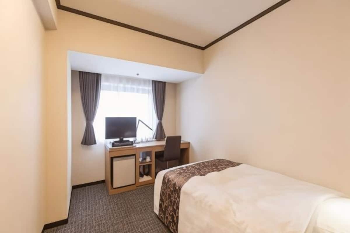 Caja de seguridad en la habitación, wifi gratis y ropa de cama