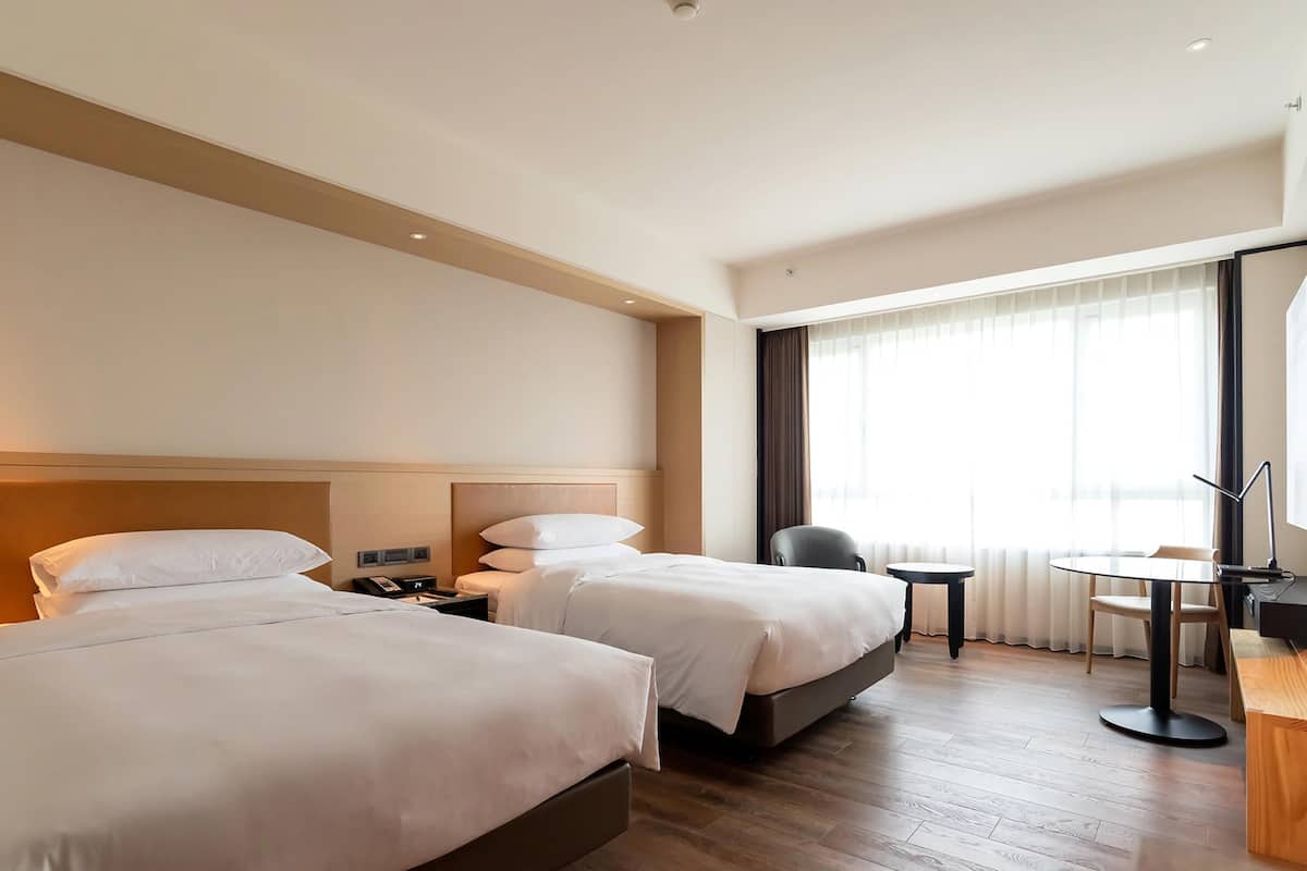 premium bedding, pillow-top beds, minibar, in-room safe