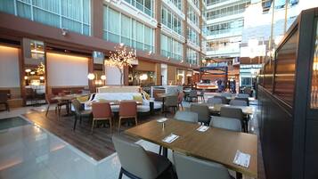 Petit déjeuner complet servi tous les jours en supplément