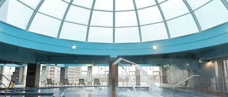 Piscine couverte, accès possible de 09 h 00 à 22 h 00, chaises longues