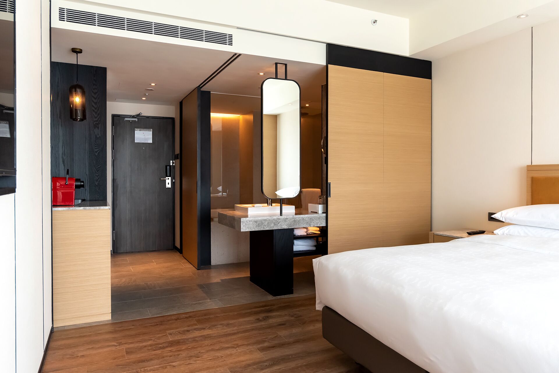 executive room, 1 king bed, executive level | premium bedding, pillow-top beds, minibar, in-room safe