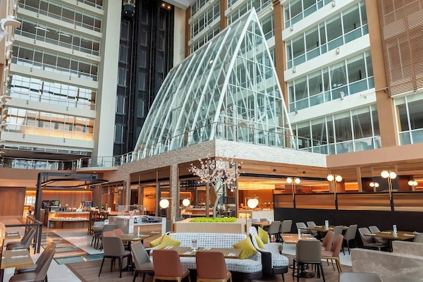 3 restaurants; breakfast, lunch, and dinner served
