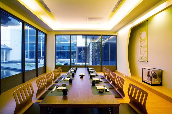 A conference room with a long table, chairs, and a large window. - Sheraton Taoyuan Hotel (Taoyuan City)