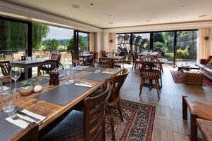 Cocina italiana, con vista al jardín 