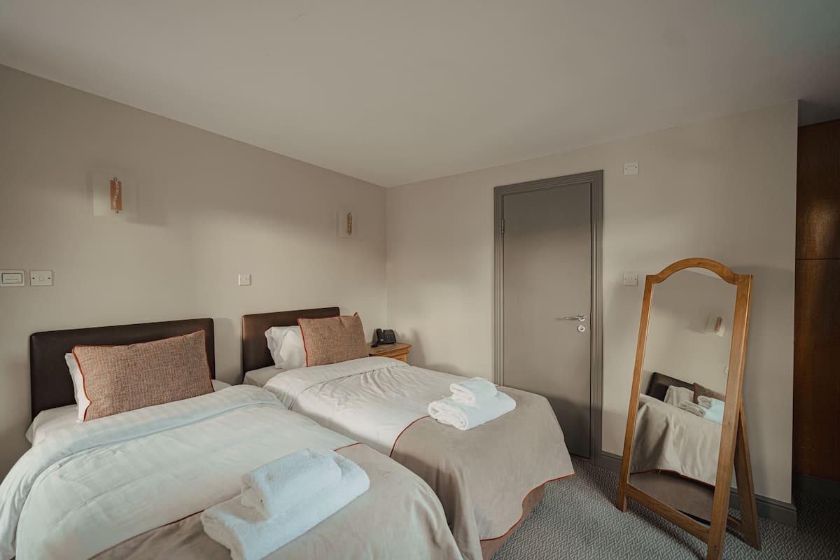 Twin kamer (Lodge) | Individueel gedecoreerd, individueel gemeubileerd, een bureau
