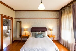 Dobbeltrom – deluxe, 1 queensize-seng med sovesofa | 1 soverom, dundyner, minibar og safe på rommet