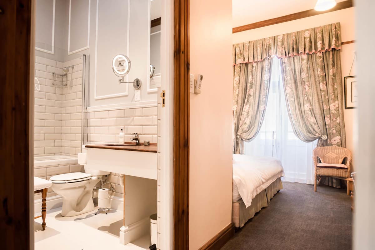 Double Room, 1 Queen Bed, Balcony | Bathroom | Free toiletries, hair dryer, towels