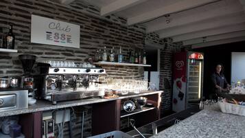 Petit déjeuner, déjeuner et dîner servis sur place