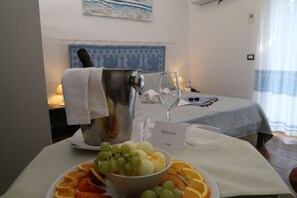 Minibar, caja de seguridad en la habitación, cunas y ropa de cama