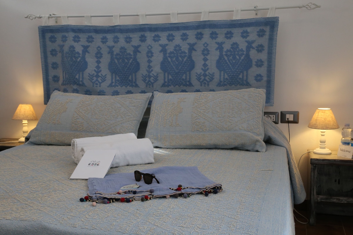 Minibar, caja de seguridad en la habitación, cunas y ropa de cama